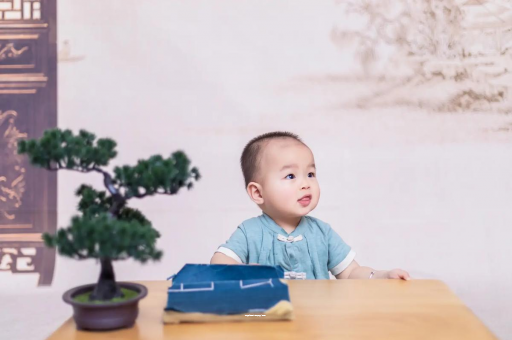 天长怀孕肚子中间凹两边凸